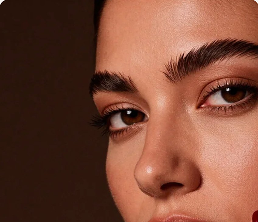 Mujer con cejas definidas